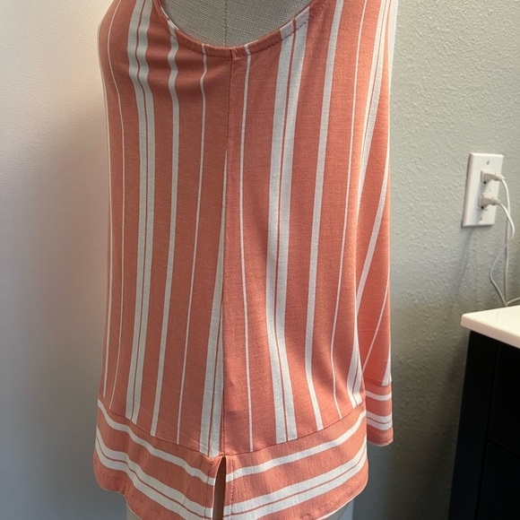 Old Navy - Sleeveless Top NWT - Picture 2 of 4